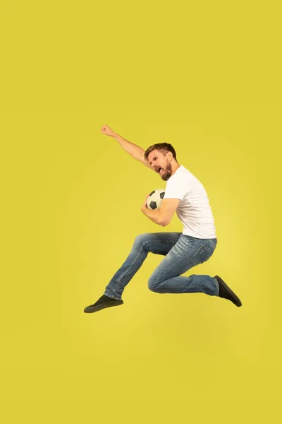 全长肖像的快乐跳跃男子在黄色背景 — 图库照片