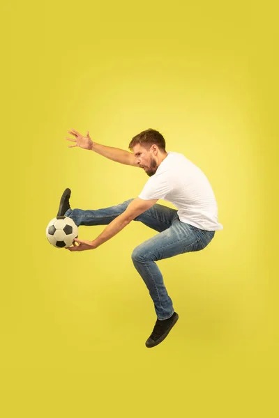 Retrato de comprimento total do homem de salto feliz no fundo amarelo — Fotografia de Stock