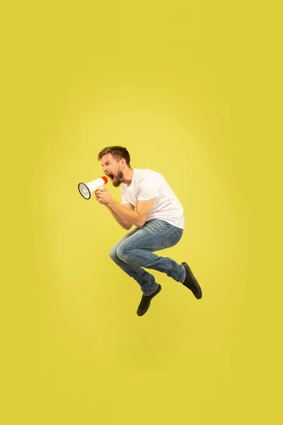 Retrato completo del hombre feliz saltando sobre fondo amarillo — Foto de Stock