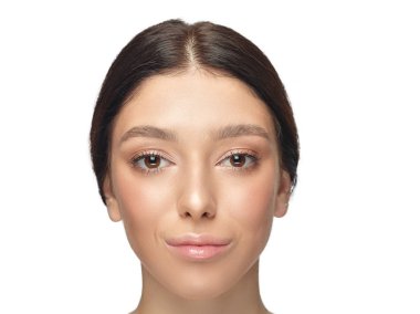 Beyaz stüdyo arka plan izole güzel genç kadın portresi