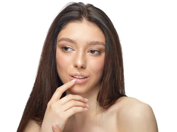 Portrait de belle jeune femme isolée sur fond de studio blanc — Photo