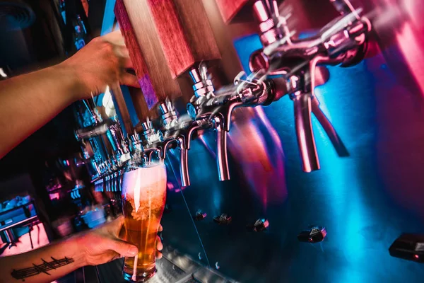 Mão do barman derramando uma grande cerveja lager na torneira — Fotografia de Stock