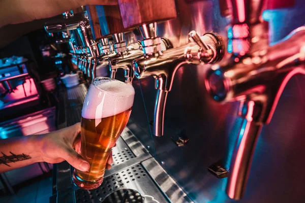 Ruka barman lití velké pivo ležák v kohoutku — Stock fotografie