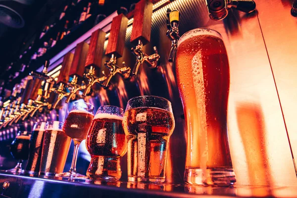 Glazen van verschillende soorten bier, tijd voor Oktoberfest — Stockfoto