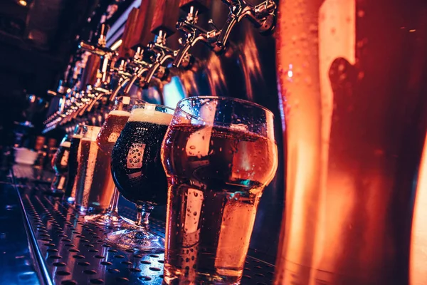 Vasos de diferentes tipos de cerveza, tiempo para oktoberfest — Foto de Stock