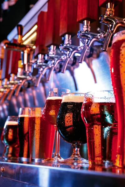 Glazen van verschillende soorten bier, tijd voor Oktoberfest — Stockfoto