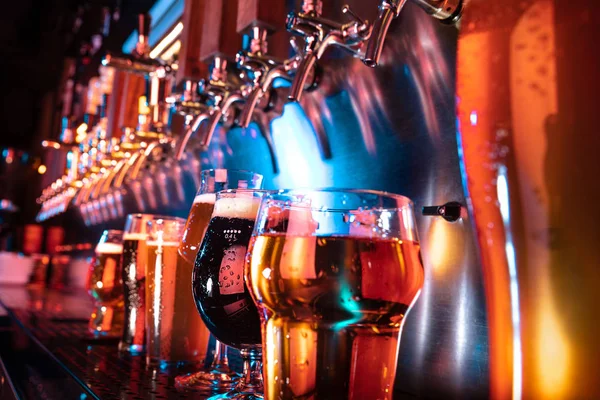 Glazen van verschillende soorten bier, tijd voor Oktoberfest — Stockfoto