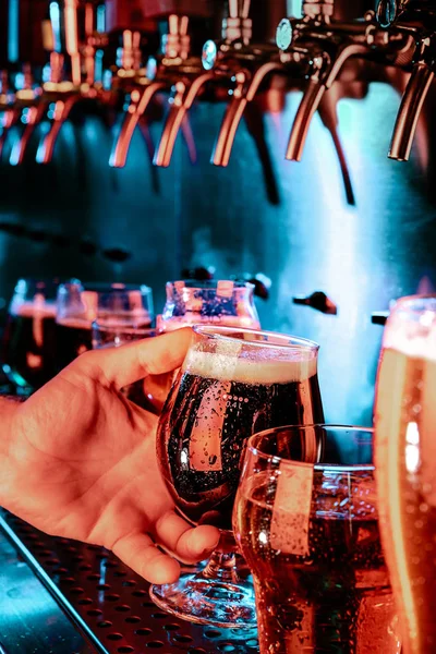 Hand van barman gieten een grote ALE, Porter, stout bier in Tap — Stockfoto