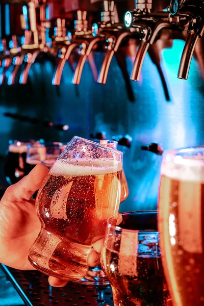 Mano de cantinero vertiendo una gran cerveza lager en el grifo — Foto de Stock