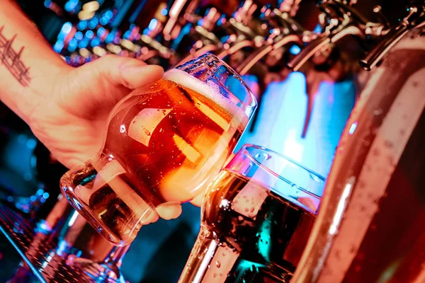 Mão do barman derramando uma grande cerveja lager na torneira — Fotografia de Stock