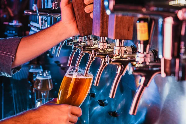 Barmen büyük lager bira dokunun içinde dökme el — Stok fotoğraf