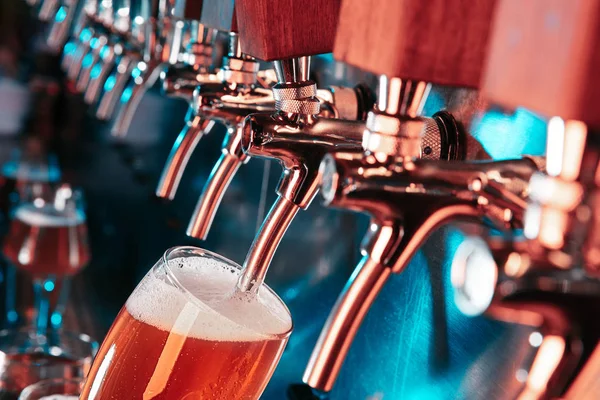 Hand of bartender pouring a large lager beer in tap — Stock Photo, Image