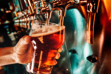 Barmen büyük lager bira dokunun içinde dökme el