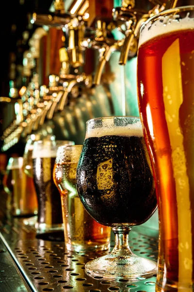 Glazen van verschillende soorten bier, tijd voor Oktoberfest — Stockfoto