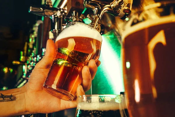 Mão do barman derramando uma grande cerveja lager na torneira — Fotografia de Stock