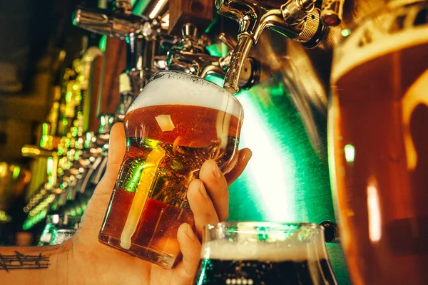 Mão do barman derramando uma grande cerveja lager na torneira — Fotografia de Stock