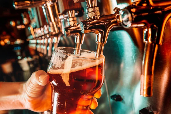 Mão do barman derramando uma grande cerveja lager na torneira — Fotografia de Stock