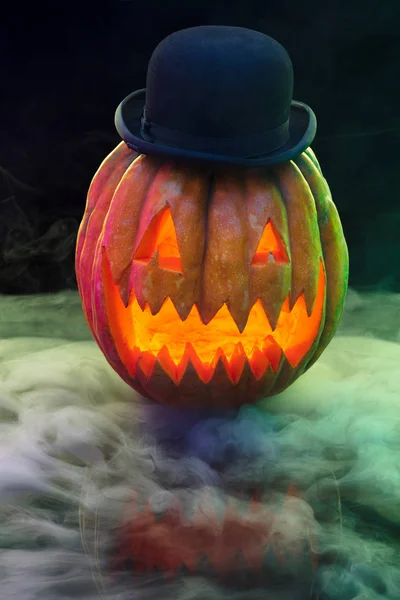 Halloween zucca testa jack lanterna con spaventoso male faccia — Foto Stock