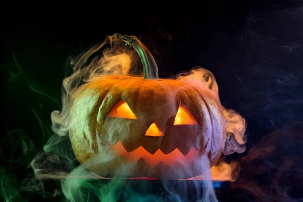 Halloween zucca testa jack lanterna con spaventoso male faccia — Foto Stock