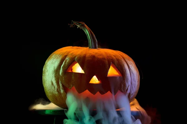 Halloween zucca testa jack lanterna con spaventoso male faccia — Foto Stock