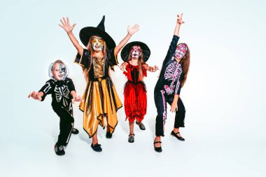 Çocuklar ya da gençler beyaz arka plan üzerinde cadılar ve vampirler gibi