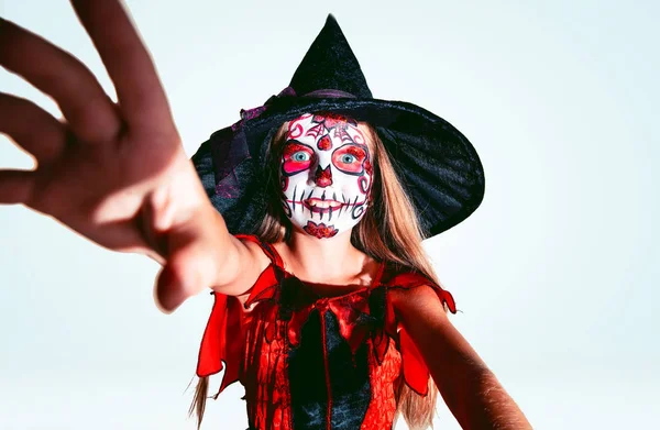 Niña como una bruja sobre fondo blanco — Foto de Stock