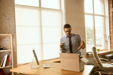 Genç bir işadamı ofise taşınıyor, yeni iş yeri alıyor
