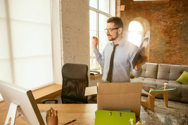 Genç bir işadamı ofise taşınıyor, yeni iş yeri alıyor