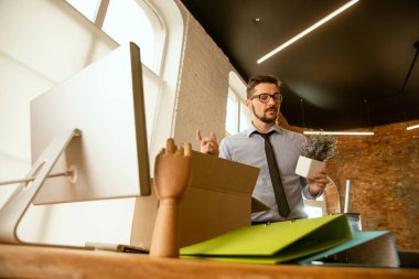 Genç bir işadamı ofise taşınıyor, yeni iş yeri alıyor