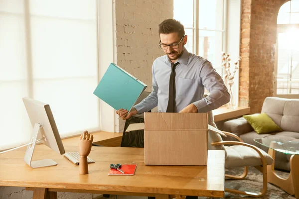 En ung affärsman som flyttar in i kontoret, får ny arbetsplats — Stockfoto