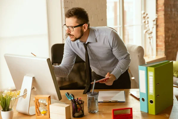 Un joven empresario que se muda a la oficina, consiguiendo un nuevo lugar de trabajo — Foto de Stock