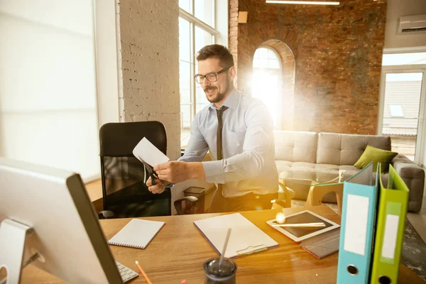 Un joven empresario que se muda a la oficina, consiguiendo un nuevo lugar de trabajo — Foto de Stock