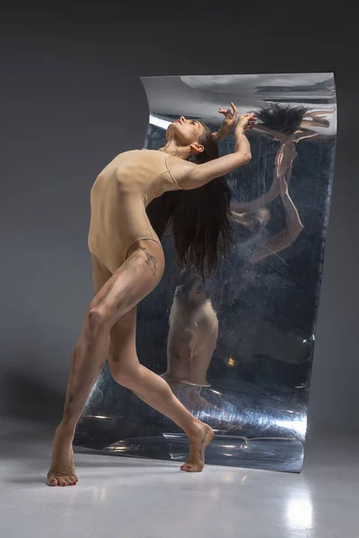 灰色の背景上の若いとスタイリッシュなモダン ・ バレエ ダンサー — ストック写真