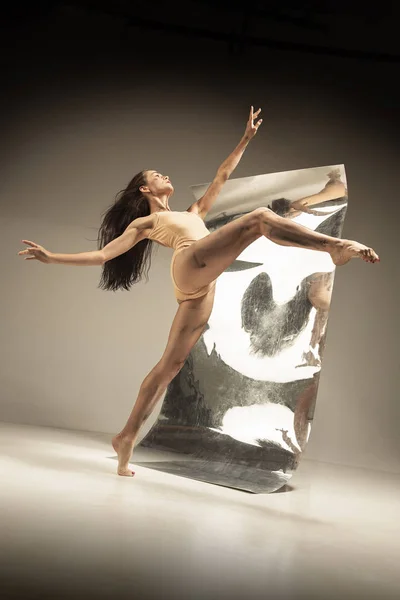 棕色背景的年轻时尚现代芭蕾舞演员 — 图库照片