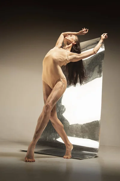 Ballerino moderno giovane ed elegante su sfondo marrone — Foto Stock