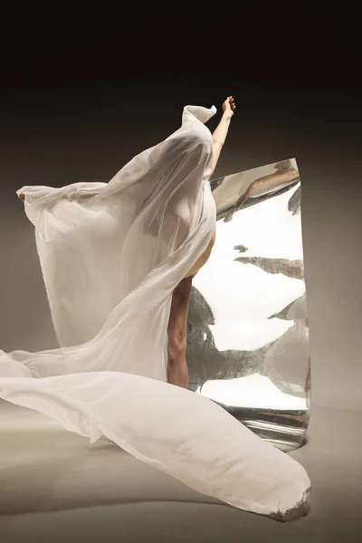 Jeune et élégant danseur de ballet moderne sur fond brun — Photo