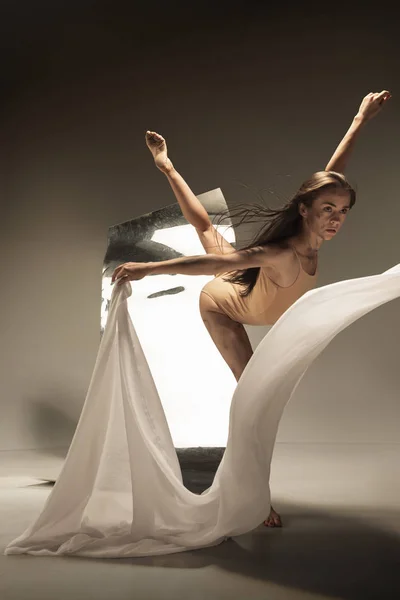 Młoda i stylowa Nowoczesna tancerka baletowa na brązowym tle — Zdjęcie stockowe