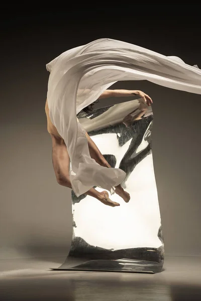 Fiatal és stílusos modern balett-táncos, barna háttérrel — Stock Fotó
