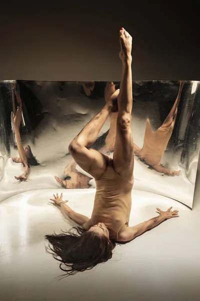 Fiatal és stílusos modern balett-táncos, barna háttérrel — Stock Fotó