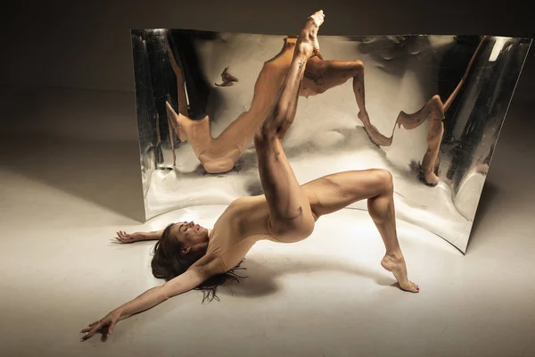 Jeune et élégant danseur de ballet moderne sur fond brun — Photo