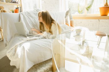 Evde dinlenen güzel genç kadın, konfor ve sakin