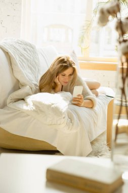 Evde dinlenen güzel genç kadın, konfor ve sakin