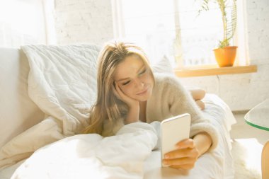 Evde dinlenen güzel genç kadın, konfor ve sakin