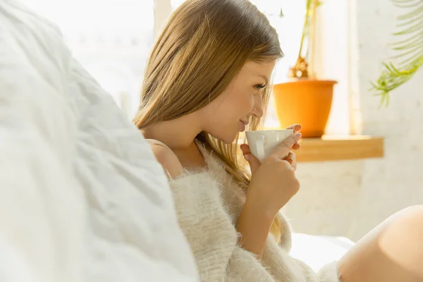 Hermosa joven mujer relajante en casa, comodidad y calma — Foto de Stock