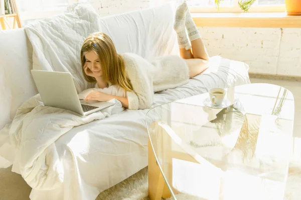 Hermosa joven mujer relajante en casa, comodidad y calma — Foto de Stock