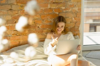 Evde dinlenen güzel genç kadın, konfor ve sakin