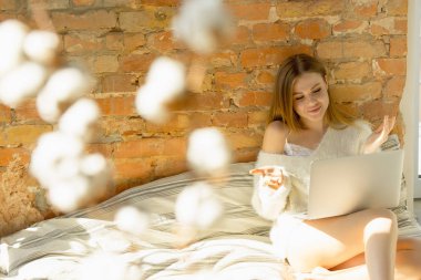 Evde dinlenen güzel genç kadın, konfor ve sakin