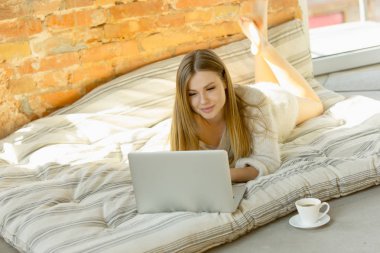 Evde dinlenen güzel genç kadın, konfor ve sakin