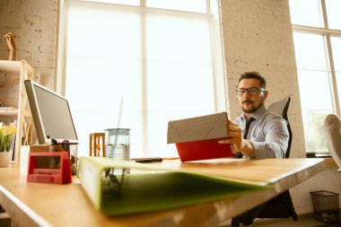 Terfi sonrası görevde çalışan genç bir işadamı