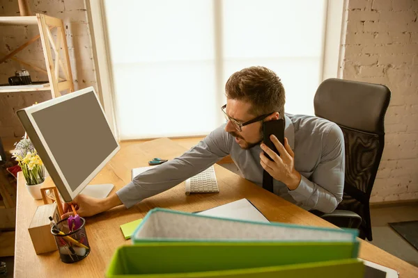 A young businessman working in office after promotion — Stock Photo, Image